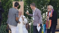 Papa abbraccia israeliano e palestinese che perso parenti