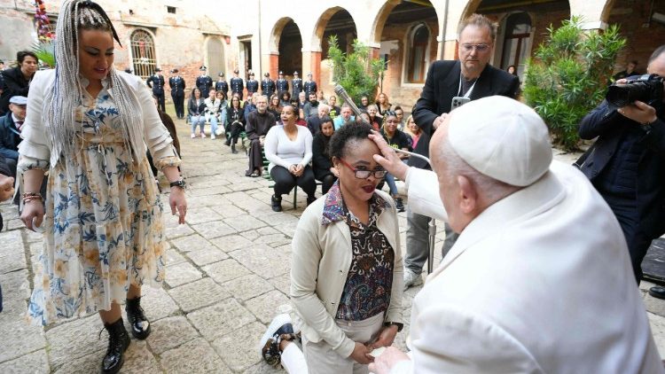 Ferenc pápa a Velence Giudeccai női börtönben megáld egy elítéltet