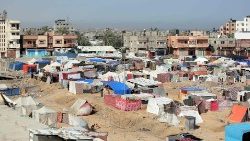 Un'immagine del campo profughi di Nuseirat con gli edifici intorno