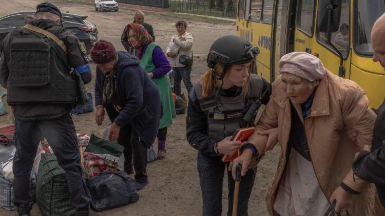 Evacuados chegam de ônibus a um ponto de evacuação na região de Kharkiv, em 12 de maio de 2024, em meio à invasão russa da Ucrânia