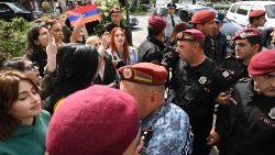 Armenische Demonstranten am 13. Mai 2024