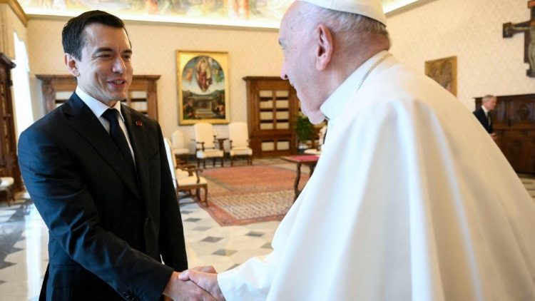 Ecuadors Präsident Daniel Noboa (links) wurde von Papst Franziskus diesen Montag im Vatikan zur Privataudienz empfangen