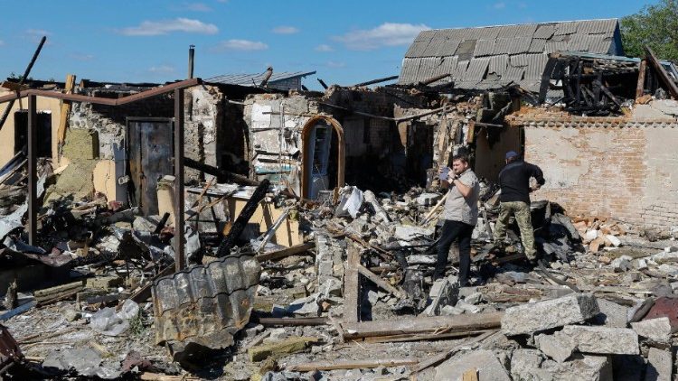 Pessoas avaliam destruição após ataque de mísseis e drones russos perto de Kiev. SERGEY DOLZHENKO/EPA