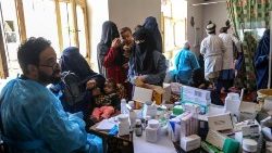 अफगानिस्तान में बाढ़ पीड़ितों की मदद करते डॉक्टर्स