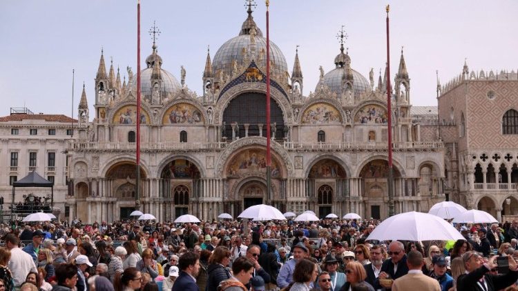 Паломники на площади Святого Марка (Венеция, 28 апреля 202 4г.)