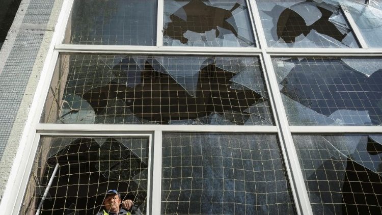 Um trabalhador remove cacos de vidro de uma janela quebrada de um ginásio escolar danificado por um ataque de míssil russo, em meio ao ataque da Rússia à Ucrânia, em Kharkiv, Ucrânia, em 8 de maio de 2024. REUTERS/Sofiia Gatilova