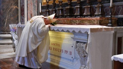 Po zakończeniu Mszy św. kard. Stanisław Dziwisz poprowadził modlitwę przy grobie św. Jana Pawła II