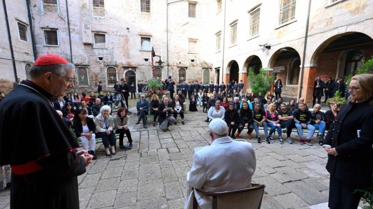 Среща на папата със затворничките от затвора на остров Джудека във Венеция