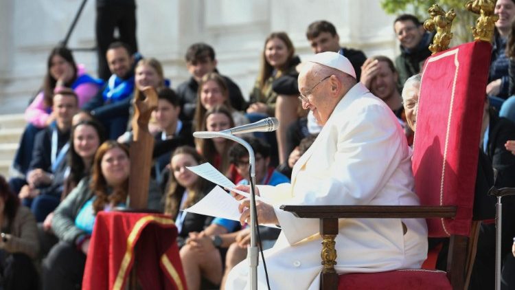 Ferenc pápa beszédet intéz a fiatalokhoz velencei látogatása során