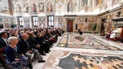 教皇フランシスコ、「人類の兄弟愛をめぐる国際ミーティング」参加者と　2024年5月13日　バチカン宮殿