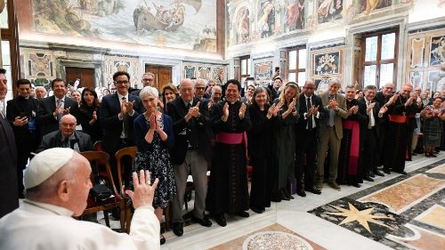 Il Papa con i partecipanti all'evento "World Meeting on Human Fraternity"