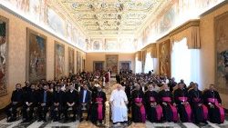 Papež Frančišek je v ponedeljek, 14. maja 2024, sprejel v konzistorni dvorani v Vatikanu okoli 150 vernikov Siro-malabarske katoliške Cerkve.
