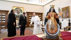 教皇フランシスコ、エクアドルのノボア大統領夫妻と　2024年5月14日　バチカン宮殿