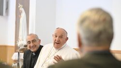 Ferenc pápa a Szent József-plébánián (Trionfale út) idős papokkal találkozott