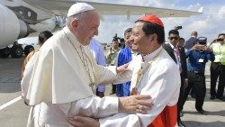Le Pape François rencontre le cardinal Charles Maung Bo en Birmanie en 2017. 