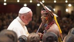 Le Pape François rencontre un membre des tribus amazoniennes lors de son voyage apostolique au Pérou.