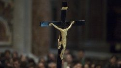 Padre Roberto Pasolini, OFM Cap., katika mahubiri yake, Ijumaa kuu jioni amejikita zaidi katika Fumbo la Msalaba kama kielelezo cha hali ya juu kabisa cha upendo na huruma ya Mungu kwa binadamu; 