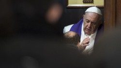 O Papa Francisco atendendo confissão de párocos na Basílica de São João de Latrão - 15.02.2018 (Vatican Media)