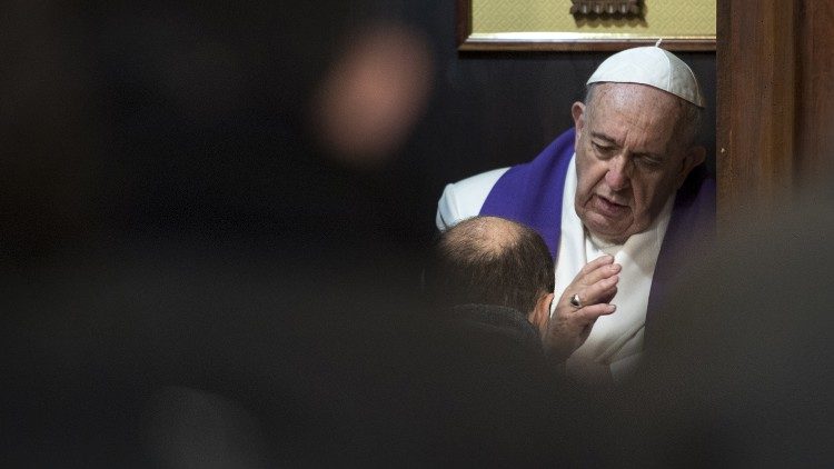O Papa Francisco atendendo confissão de párocos na Basílica de São João de Latrão - 15.02.2018 (Vatican Media)