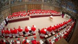 Cardinalii reuniți în conclav pentru alegerea pontifului. (fotografie din arhivă)