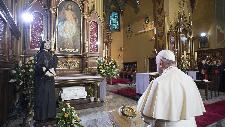 Hayati Papa Francisko akitoa heshima kwa Sanamu ya Sr. Faustina