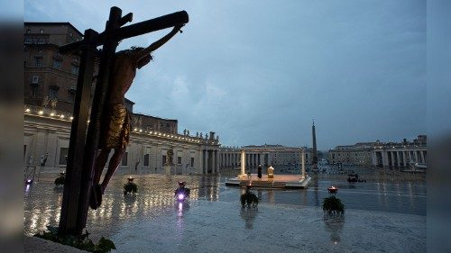 Un'immagine della Statio Orbis del 27 marzo 2020, Papa Francesco da solo sul sagrato della Basilica vaticana