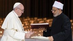 Papst Franziskus mit dem Leiter der islamischen al-Azhar-Universität, Ahmad el-Tayyeb, im Jahr 2019 in Abu Dhabi