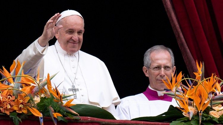Bp Guido Marini u boku Papieża Franciszka