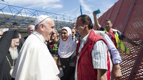 Papež František při návštěvě uprchlíků a migrantů na řeckém ostrově Lesbos v roce 2016