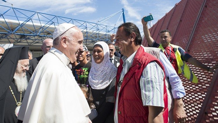 Papež František při návštěvě uprchlíků a migrantů na řeckém ostrově Lesbos v roce 2016