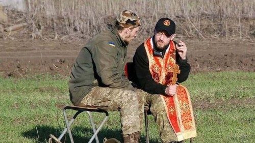 Fr. Andriy Zelinskyy speaks with a Ukrainian soldier