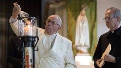 11 mai 2022: pelerinajul Papei Francisc la Fatima, pe 12 și 13 mai 2017; alături de pontif, mons. Guido Marini