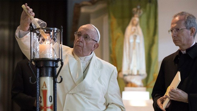 11 mai 2022: pelerinajul Papei Francisc la Fatima, pe 12 și 13 mai 2017; alături de pontif, mons. Guido Marini