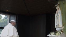 Papa Francisko akiwa anasali mbele ya Sanamu ya Bikira Maria wa Fatima 12 Mei 2017