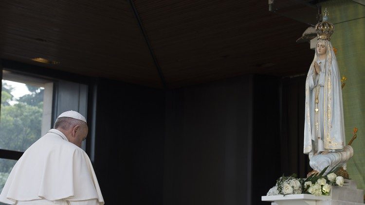 Papa Francisko akiwa anasali mbele ya Sanamu ya Bikira Maria wa Fatima 12 Mei 2017