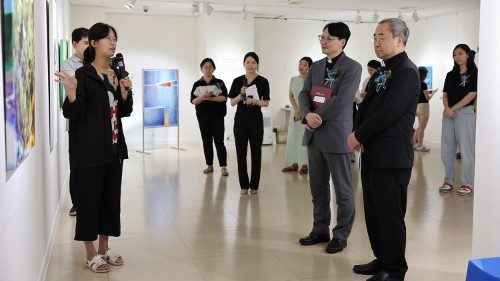임성연 작가가 개막식에서 자신의 작품 ‘존재의 리듬’에 대해 설명하고 있다.