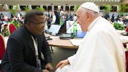 Mgr Roger Anoumou avec le Pape François lors du synode sur la synodalité 