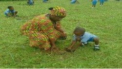 La directrice de l’école du Saint-Rosaire, Donkorkrom, aidant les enfants à planter des arbres dans le complexe scolaire. Sr. Sylvie Lum Cho, MSHR / Ghana