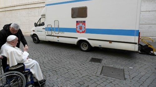 O Papa abençoa a van médica que o cardeal Krajewski levará para a Ucrânia (Vatican Media)