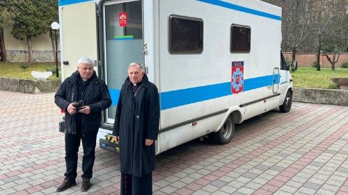 A chegada da van médica em Lviv. O cardeal Krajewski e o arcebispo metropolitano da cidade, Mieczysław Mokrzycki.