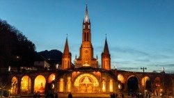 Biskopen av Lourdes, msgr Jean Marc Micas, har uttalat sig i frågan om en nedmontering av helgdeomens verk av mosaikern Marko Ivan Rupnik, före detta jesuit som anklagas för sexuella och psykologiska övergrepp på gudsvigda. Monsignore Micas personliga åsikt är att ta bort dem för att sätta de lidande och skadade i första rum.  