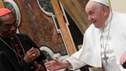 Cardeal Arlindo Furtado com o Papa Francisco na reunião do Dicastério para a Doutrina da Fé e a Disciplina dos Sacramentos, Vaticano, fevereiro 2024