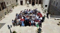 Raduno-per-i-giovani-libanesi-nel-Convento-di-Bzommar.jpg