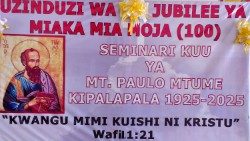 Kardinali Rugambwa atunuku astashahada kwa wanaseminari 40 waliomaliza masomo yao ya Taalimungu,Tabora-Tanzania