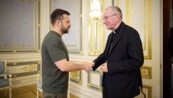 ゼレンスキー大統領とパロリン枢機卿　2024年7月の同枢機卿のウクライナ訪問で