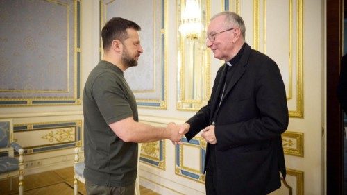 O cardeal Parolin com o presidente Zelensky, durante a viagem do secretário de Estado à Ucrânia em julho de 2024.