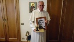 2024.05.07 संत पापा फ्राँसिस अर्जेंटीना के  शहीद फादर कार्लोस मुगिका की तस्वीर हाथ में लिए हुए