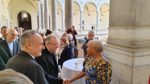 Il cardinale Parolin con Graça Machel Mandela e il cardinale Gambetti