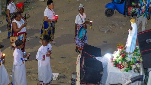 Procissão na Beira (Moçambique), pela paz, em recordação das aparições de Nossa Senhora de Fátima