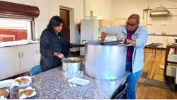 Sœur Mampheteli Clémentine Sekantsi cuisine pour les plus démunis de Pietermaritzburg en Afrique du Sud. 